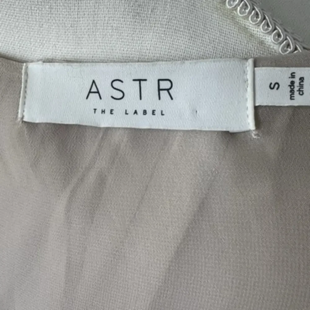 ASTR THE LABEL Women's Bubble Hem Short Sleeve V-Neck Blouse Top Champagne Small - Picture 6 of 8